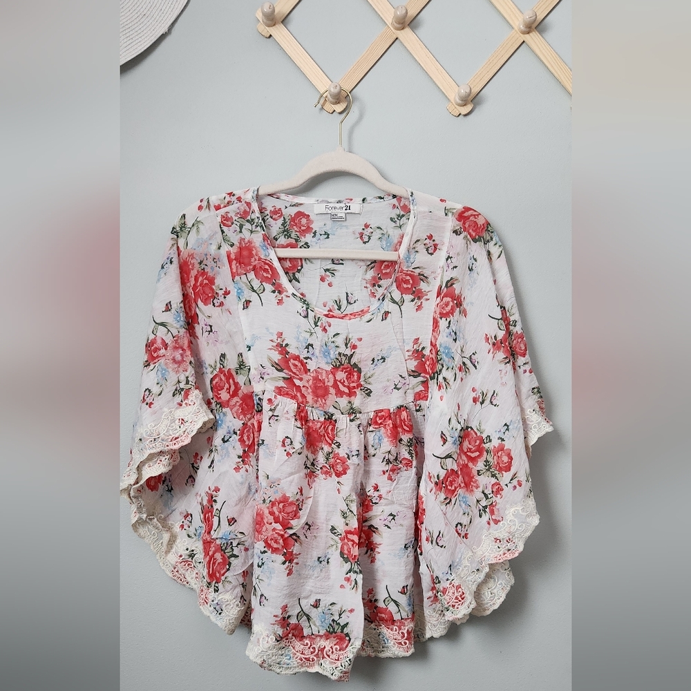 Floral top 🌺 GORGEOUS 😍 SIZE M